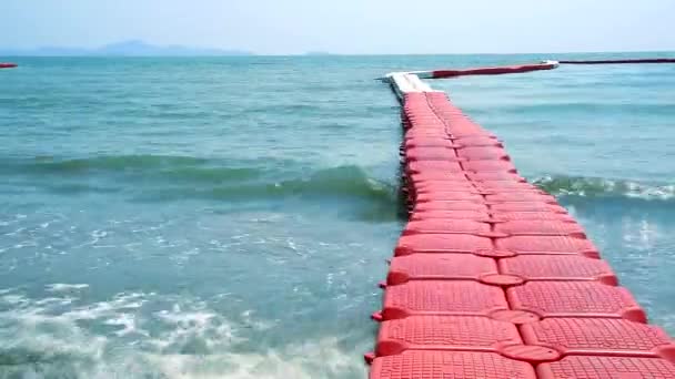 Boei barrière is een zone voor toeristen om te zwemmen in het aangewezen gebied. Verbod op het naderen van schepen (1) — Stockvideo