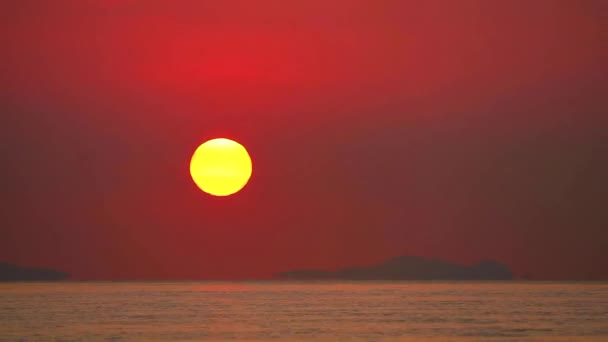 Omega sol e pôr do sol na nuvem vermelha escura céu laranja e barco de pesca passando lapso de tempo — Vídeo de Stock