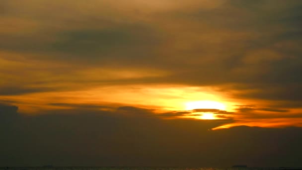 Reflejo del atardecer en la superficie del agua del mar y nube oscura en el cielo — Vídeos de Stock