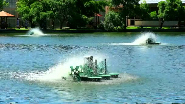 La turbina gira sulla superficie dell'acqua per aggiungere ossigeno e regolare le condizioni dell'acqua3 — Video Stock