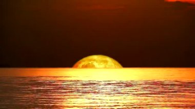 Süper dolunay kanlı ay, gece gökyüzünde denizdeki dalgaların üzerinde hareket ediyor, Nasa tarafından desteklenen bu görüntünün elementleri.