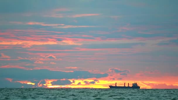 Estacionamento de navio de carga no mar e nuvem de pôr do sol no céu — Vídeo de Stock