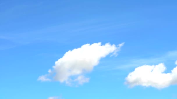 Rolando céu azul puro e lapso de tempo e nuvem branca em movimento — Vídeo de Stock