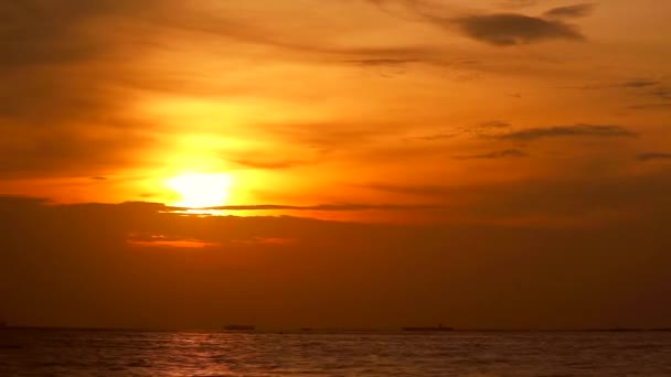 Coucher de soleil retour sur le nuage rouge ciel orange la caméra de panoramique de la mer laps de temps — Video