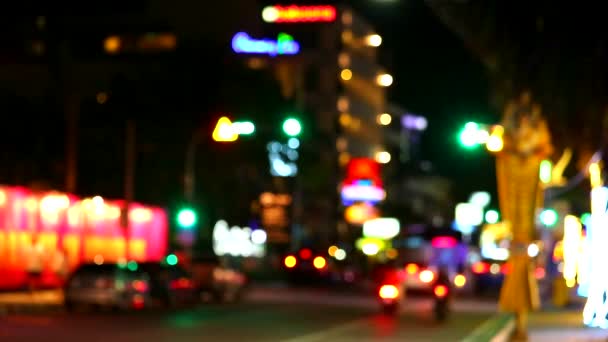 Elmosódott Pattaya város és a forgalom fény és a közlekedés az utcán és a taxi szolgáltatás éjszaka — Stock videók