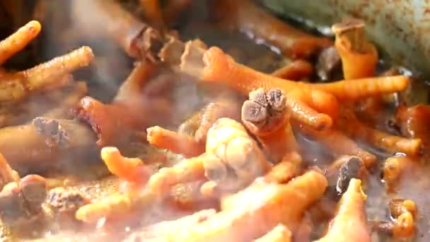 Kuřecí stehýnka vařená ve speciální recept rybí omáčce ve vroucím vývaru, v hrnčích1 — Stock video