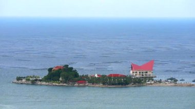 Koh oly Adası 'nda istiridye ve midye çiftlikleri var. Geri dönüşümlü plastik kovalar kullanarak şamandıra yapıyorlar.