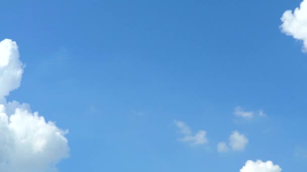 真っ青な空の背景とゆっくりとした白いヒープ雲が風に動き — ストック動画