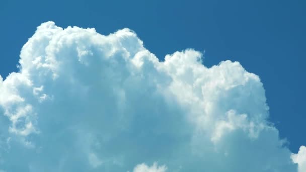 Puro montón de nubes blancas moviéndose por el viento en el cielo azul lapso de tiempo — Vídeo de stock