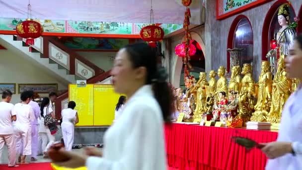 Chonburi Tailandia, 2019 01 de octubre, personas vestidas con túnicas blancas queman incienso durante el Festival Vegetariano es alabanza y bendición de los dios1 — Vídeo de stock