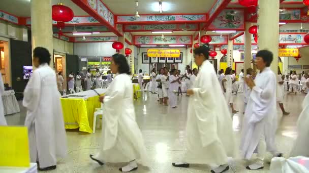 Chonburi Ταϊλάνδη, 2019 01 Οκτωβρίου, άνθρωποι ντυμένοι με λευκές ρόμπες περιφέρονται θυμίαμα ή θυμίαμα κατά τη διάρκεια του χορτοφαγικού φεστιβάλ είναι έπαινος και ευλογία από τους θεούς — Αρχείο Βίντεο