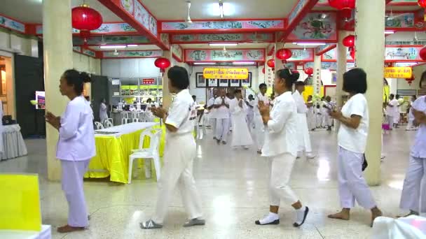 Chonburi Tailandia, 2019 01 de octubre, las personas vestidas con túnicas blancas vagan con incienso o queman incienso durante el Festival Vegetariano es alabanza y bendición de los dios1 — Vídeo de stock