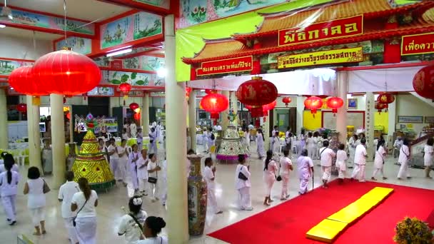 Chonburi Tayland, 2019 Ekim 01, beyaz cüppeli insanlar Vejetaryen Festivali sırasında tütsü veya tütsü yakarak dolaşmak tanrıların övgü ve takdiridir. — Stok video