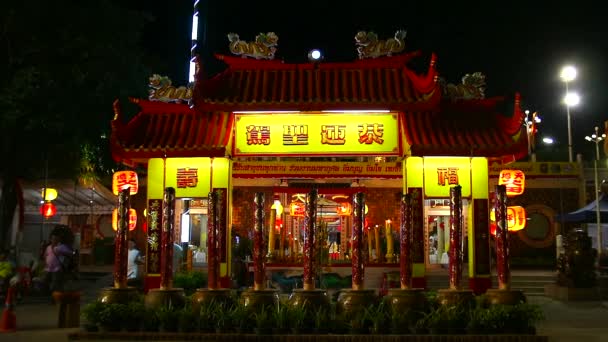 2019 년 10 월 1 일, 태국 천부리의 화려 한 빛은 중국의 채식 축제에서 석광 보리 보온 재단의 조스 스틱 게이트에 장식되었다 — 비디오