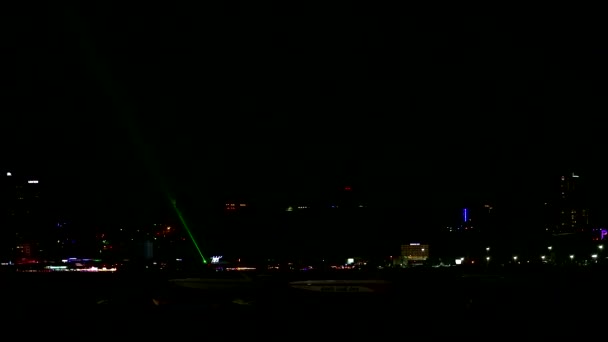 Chonburi Thailand, 2019 Oktober 01, time lapse nachtzee bij pattaya en speed boat parking in golf en groene laser van de meest stugge — Stockvideo