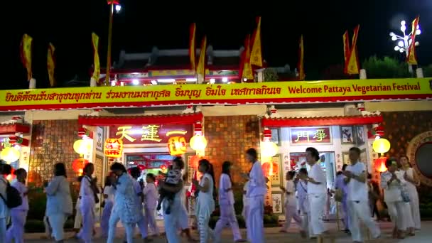 Chonburi Tailândia, 2019 01 de outubro, A luz colorida foi decorada no portão joss stick da fundação boriboon Sawang em chinês o Festival Vegetariano1 — Vídeo de Stock