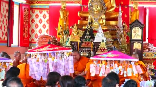 2019 년 10 월 19 일 진부리 태국, 불교 교회에서 개최 된 카 틴 의식 과 우산에 장식된 헌혈 — 비디오