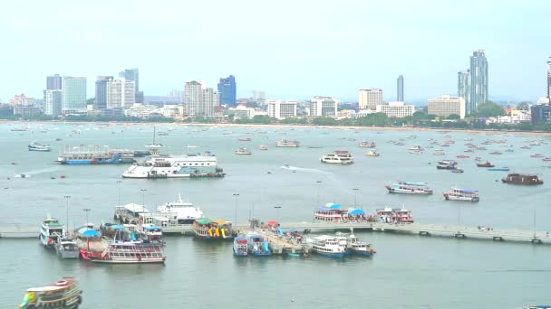 Chonburi Thailand, 2019 Oktober 21, Bali Hay Bay tid transport i viken på havet vid pattaya och mycket av båtparkering i viken — Stockvideo