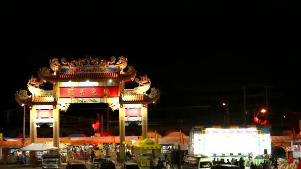 Chonburi thailand, 2019 oktober01, das farbenfrohe licht wurde am tor der sägewerk boriboon stiftung und des chinesischen operndramas, das während des vegetarischen festivals gespielt wird, geschmückt — Stockvideo