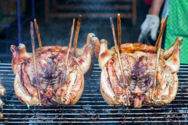 Izgara şiş tavuk sobası sobanın üstünde Tayland usulü barbekü.