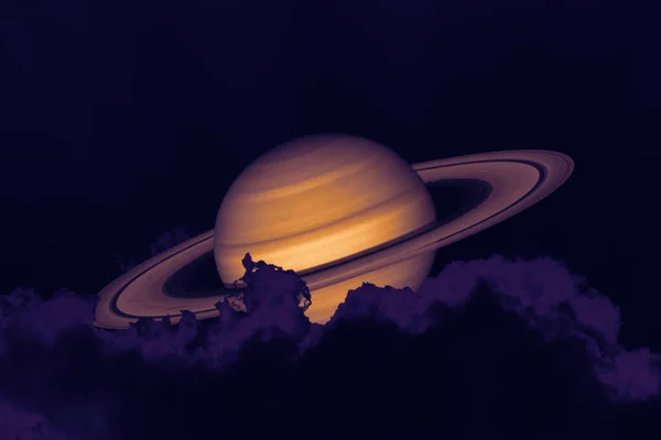 Сатурн на ночном небе назад силуэт горы и кучи облака — стоковое фото