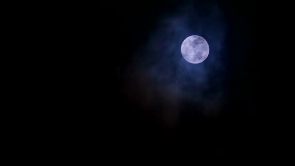 Luna llena en el cielo nocturno nube suave y oscura en movimiento pase 2 — Vídeos de Stock