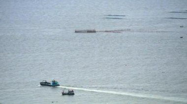 Balıkçı teknesi, istiridye çiftliğinden geçen balık ve deniz ürünleri aramak için denize açıldı.