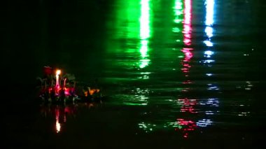 Loy Kratong Festivali su yüzeyine yansıyan ışık, bu gelenek Ganga 'dan af dilemek ve şeytan çıkarmak için ayarlandı. Bazı kanıtların Namtha Mahanathi Nehri 'nin kıyısında Buda' nın ayak izlerine taptığına inanılıyor.