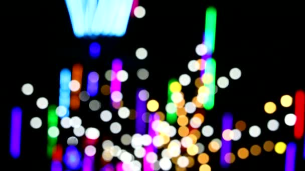 Барвистий прокат неонового світла на ярмарку нічного ринку — стокове відео