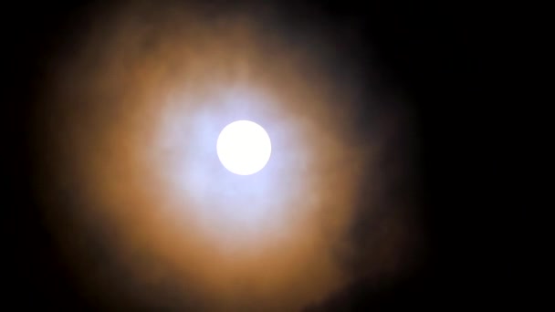 Vollmond orangefarbenes Mondlicht am Nachthimmel und vorbeiziehende Wolken — Stockvideo