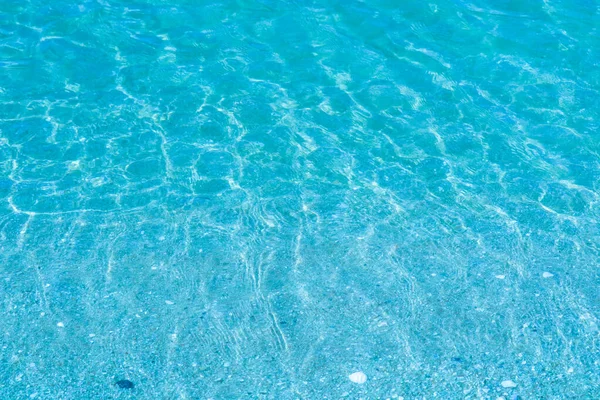 L'eau est si claire que vous pouvez voir le sable et les coquillages — Photo