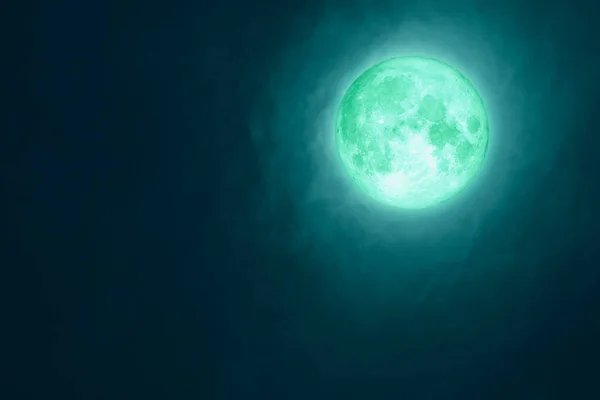 Полная Луна на темном облаке на ночном небе — стоковое фото