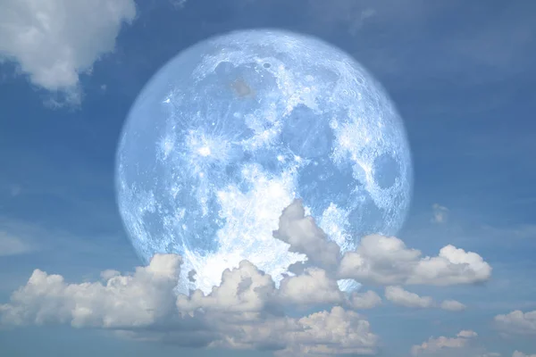 Luna de fresa azul de nuevo en la silueta montón de nubes en el cielo nocturno — Foto de Stock