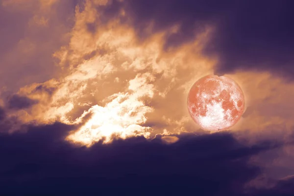 Lua cheia da colheita para trás na nuvem da silhueta no céu do por do sol — Fotografia de Stock