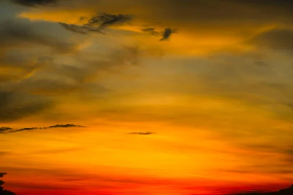 Nuvem amontoada do por do sol no céu laranja vermelho tropical nuvem macia — Fotografia de Stock