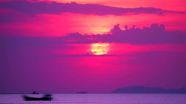 Solnedgång och lila moln på himlen över havet och ytan liten våg rörlighet1 — Stockvideo