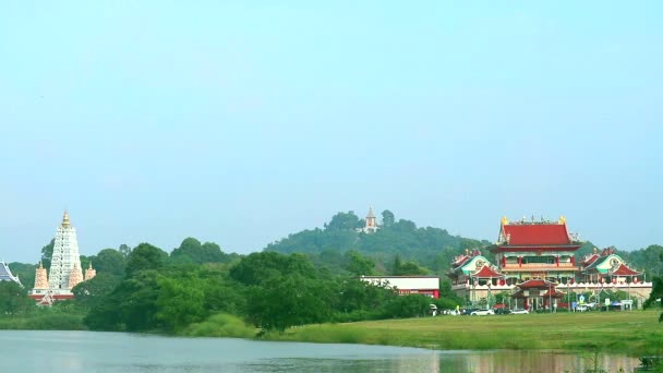 Buddhistische Tempel im chinesischen Stil und Pagoden liegen an einem See mitten in einem Täler1 — Stockvideo