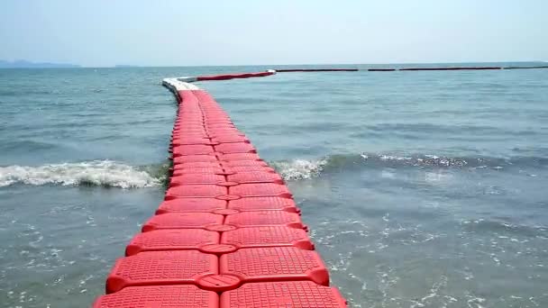 Boei barrière bewegen op zee is een zone voor toeristen om te zwemmen in het aangewezen gebied. En schepen verbieden om te naderen. — Stockvideo