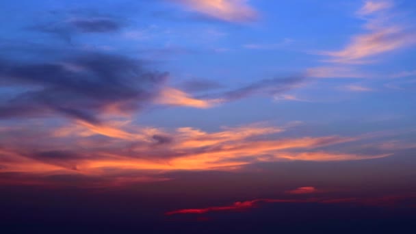 Cielo azul y nube roja oscura puesta de sol en la noche — Vídeos de Stock