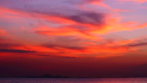 Nube borrosa cielo rojo oscuro y puesta de sol en el mar — Vídeos de Stock