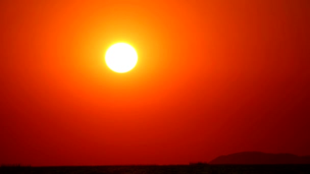 Zonsondergang goud vissersboot passeren tijd vervallen silhouet eiland — Stockvideo