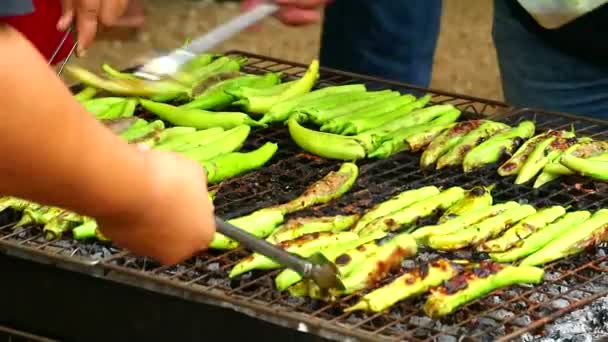 Pimientos a la parrilla rellenos de cerdo picado y pollo picado sazonado es comida callejera 1 — Vídeos de Stock