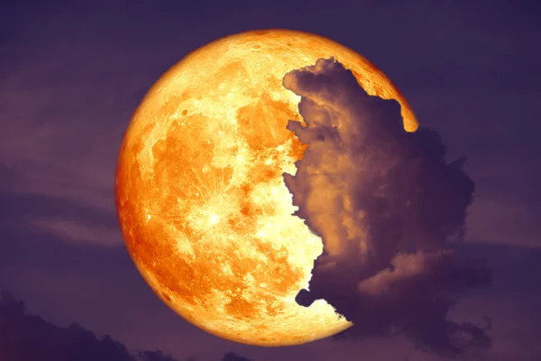 Super sangre fresa luna de nuevo en la silueta nube en la puesta del sol s — Foto de Stock