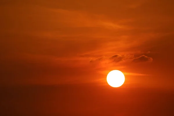 Puesta de sol en el cielo naranja de color rojo oscuro de nuevo nube suave noche sobre el espacio — Foto de Stock