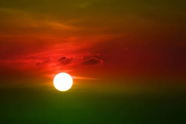 Solnedgång på grön röd orange himmel tillbaka mjuk kväll moln över spac — Stockfoto