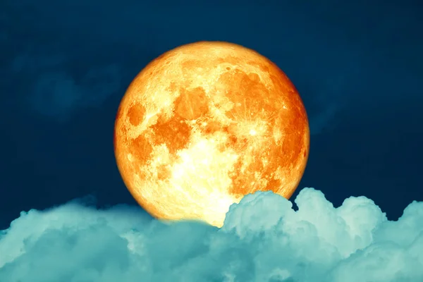 Super vol bloed bever maan terug donker hoop wolk op de nacht s — Stockfoto