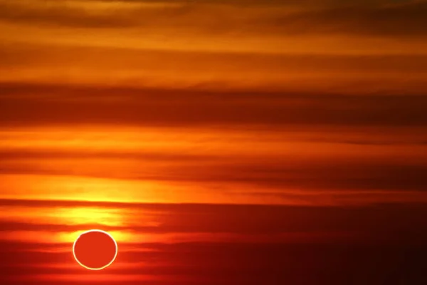 Asombroso fenómeno de eclipse total de sol sobre la puesta de sol de nubes naranja — Foto de Stock