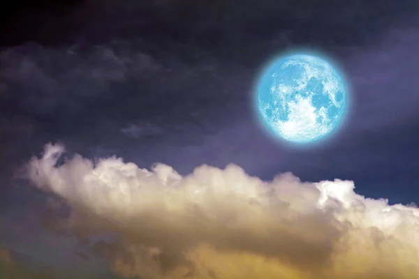 Luna llena de roble en el cielo nocturno y nube blanca — Foto de Stock