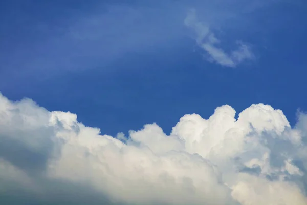 Branco puro heap nuvem sol no céu azul e luz solar — Fotografia de Stock