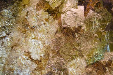 Altın yapraklar kapanıyor ve heykellerle süsleniyor.